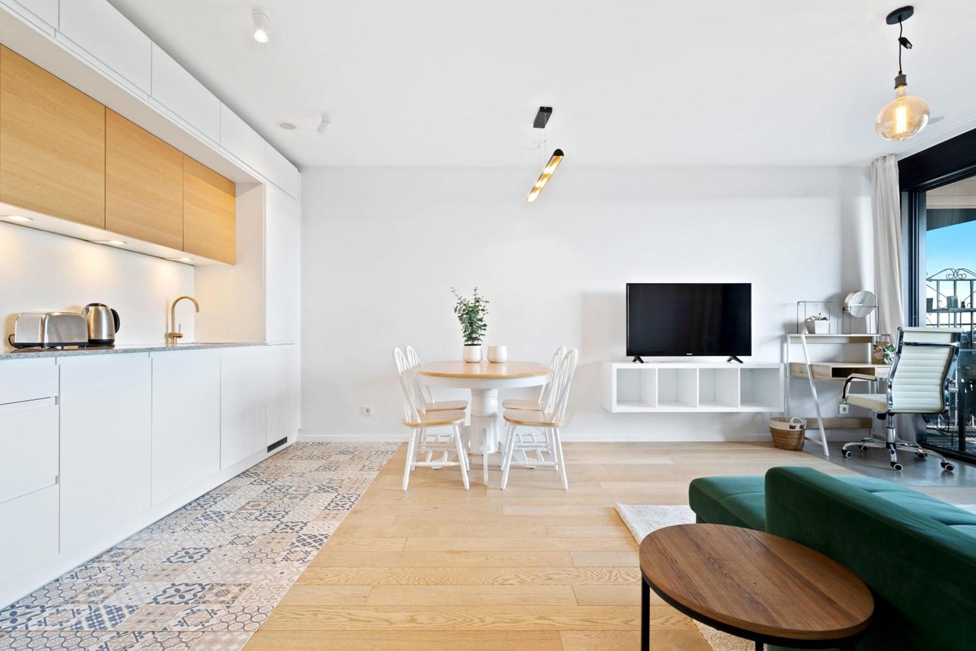 Apartment Luxurious Retreat Balcony & Pool Access